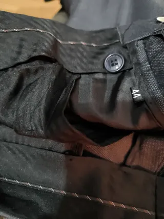 Traje de chaqueta y pantalón gris oscuro