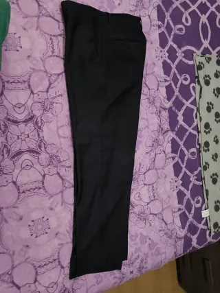 Traje de chaqueta y pantalón gris oscuro