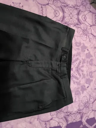 Traje de chaqueta y pantalón gris oscuro