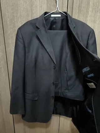 Traje de chaqueta y pantalón gris oscuro