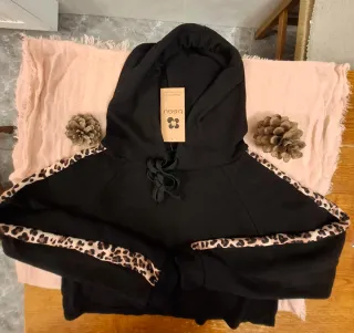 Sudadera negra con estampado animal print