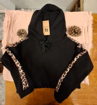 Sudadera negra con estampado animal print