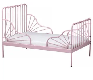 Cama infantil IKEA rosa con colchón