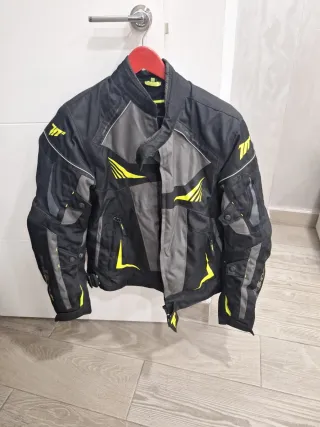 Chaqueta Moto Negra y Gris con Detalles Amarillos
