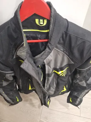 Chaqueta Moto Negra y Gris con Detalles Amarillos