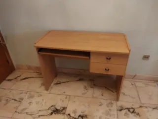 Mesa auxiliar de madera para ordenador