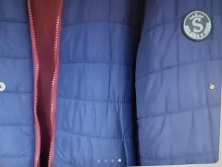 Cazadora azul con cremallera roja