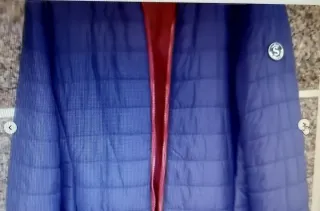 Cazadora azul con cremallera roja