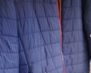 Cazadora azul con cremallera roja