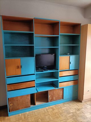 Estantería modular azul y madera
