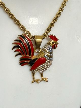 Collar con colgante de gallo dorado