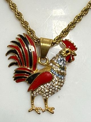 Collar con colgante de gallo dorado