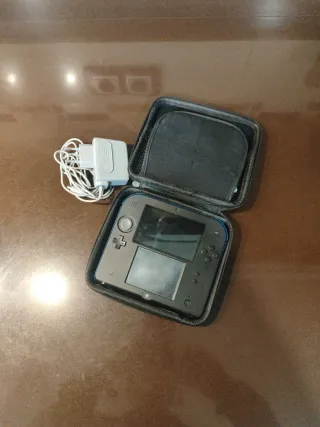 Nintendo 2DS + Cargador + Funda