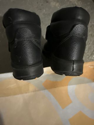 Calzado profesional negro.