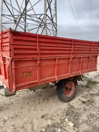 Remolque tractor rojo