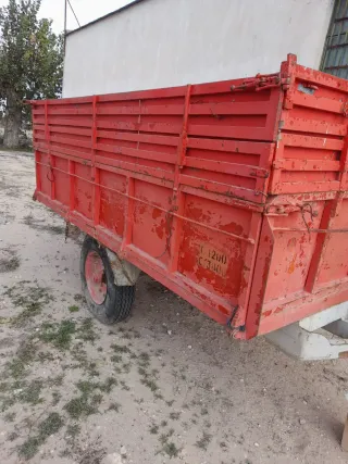 Remolque tractor rojo