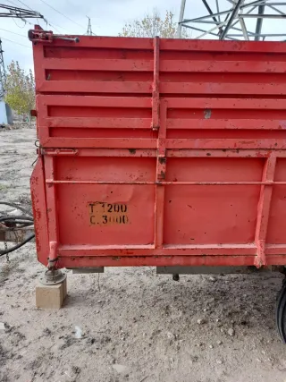 Remolque tractor rojo