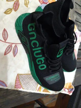 Zapatos de seguridad negros y verdes