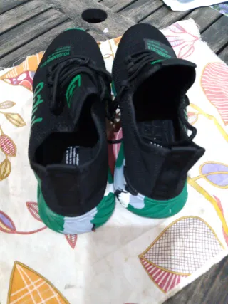 Zapatos de seguridad negros y verdes