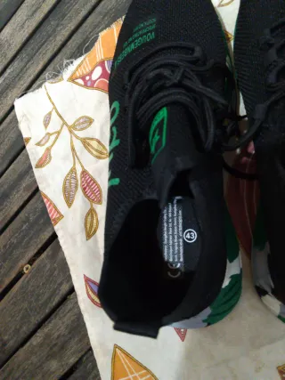 Zapatos de seguridad negros y verdes