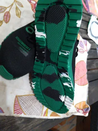 Zapatos de seguridad negros y verdes