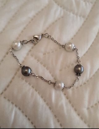 Pulsera de acero con perlas