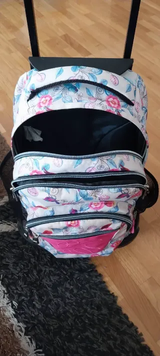 Mochila con ruedas y estampado floral marca TOTTO