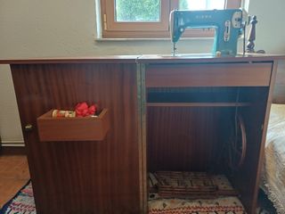 Máquina de coser Sigma antigua con mueble