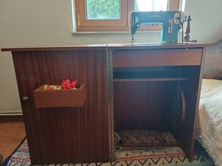 Máquina de coser Sigma antigua con mueble
