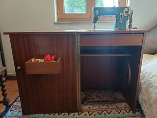 Máquina de coser Sigma antigua con mueble