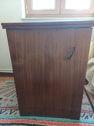 Máquina de coser Sigma antigua con mueble