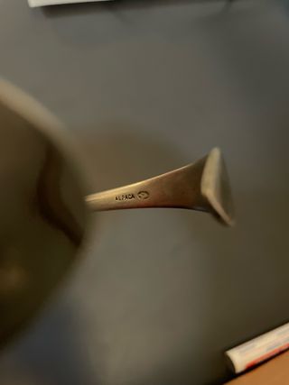 Brazalete plateado con diseño