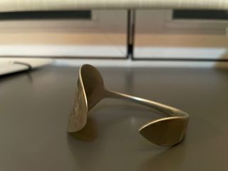 Brazalete plateado con diseño