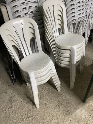 Sillas de plástico apilables blancas