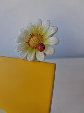 Marco de fotos amarillo con flores