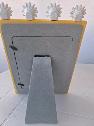 Marco de fotos amarillo con flores