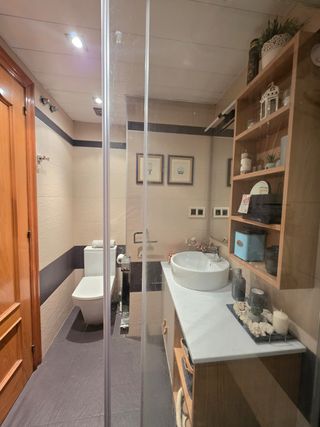 Pisazo exterior y soleado en zona residencial.