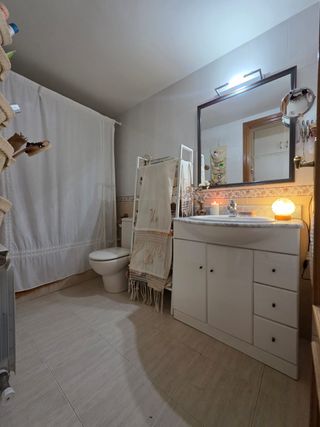 Pisazo exterior y soleado en zona residencial.