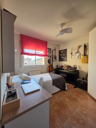 Pisazo exterior y soleado en zona residencial.