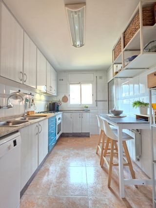 Pisazo exterior y soleado en zona residencial.