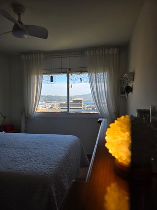 Pisazo exterior y soleado en zona residencial.