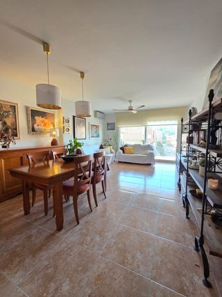 Pisazo exterior y soleado en zona residencial.