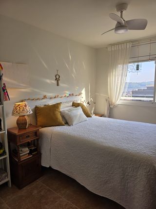 Pisazo exterior y soleado en zona residencial.