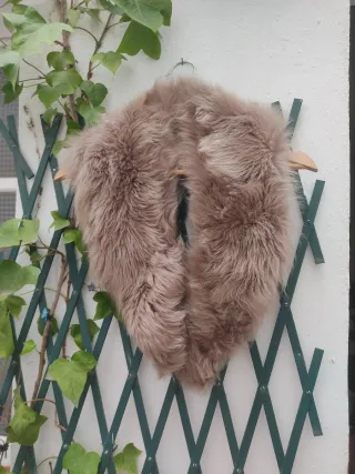 Cuello sintético beige y marrón