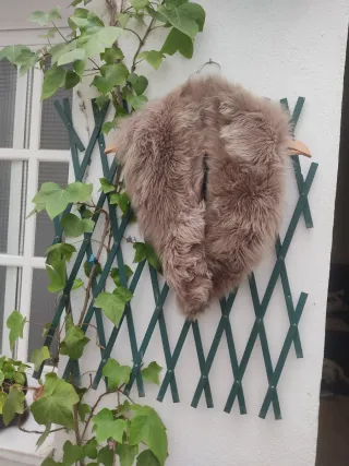 Cuello sintético beige y marrón