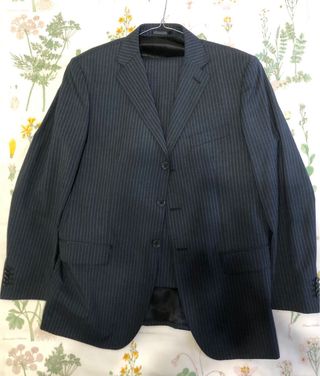Traje de chaqueta azul marino a rayas