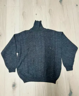 Maglione grigio collo alto