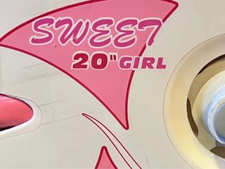 Bicicleta niña 20”+ casco rosa y rojo