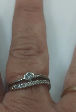 Anillo de oro blanco con diamantes