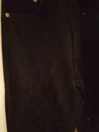 Pantalón vaquero negro con pedrería